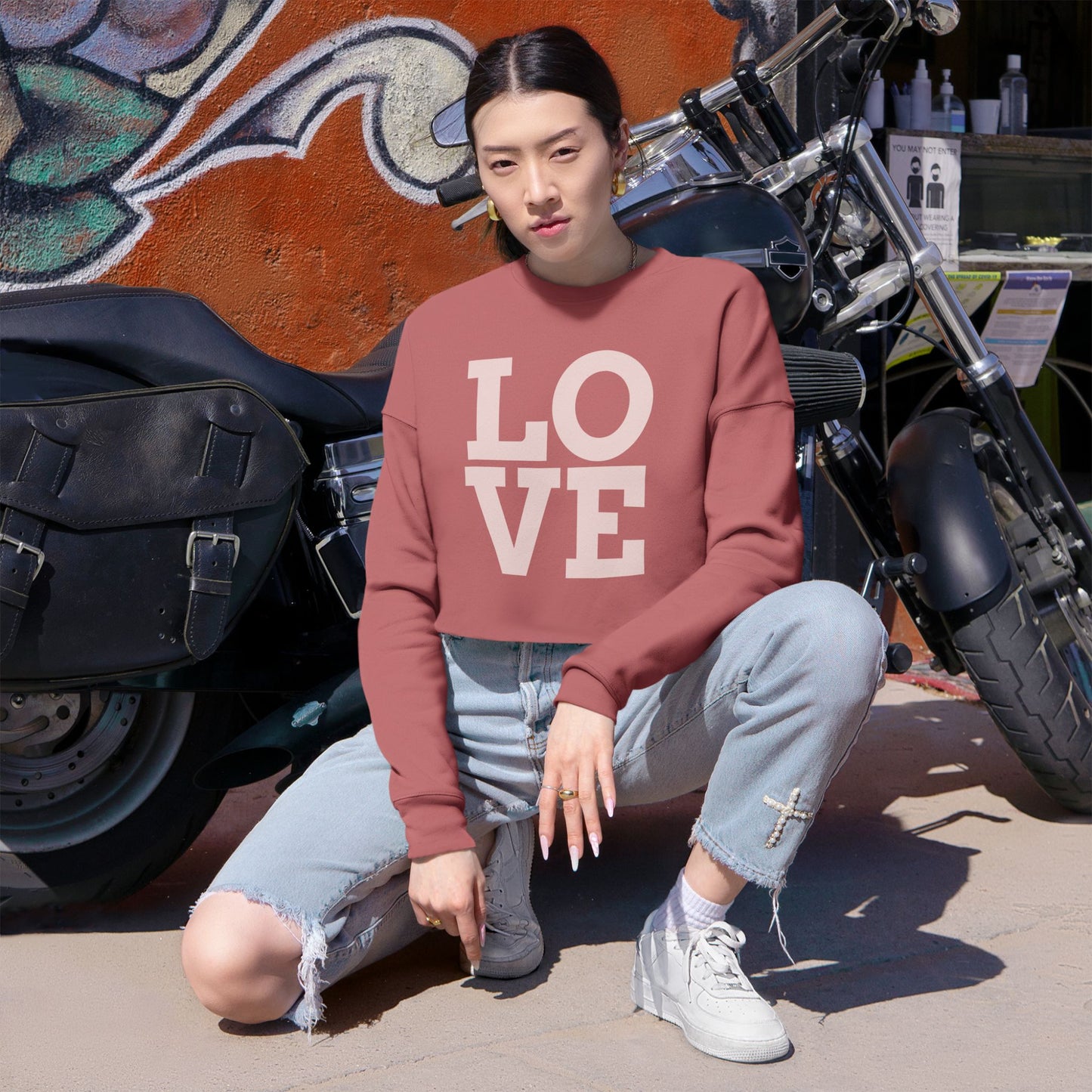 Cropped Sweatshirt with 'LOVE' Design - Stylish, Comfortable & Perfect for Casual Outfits